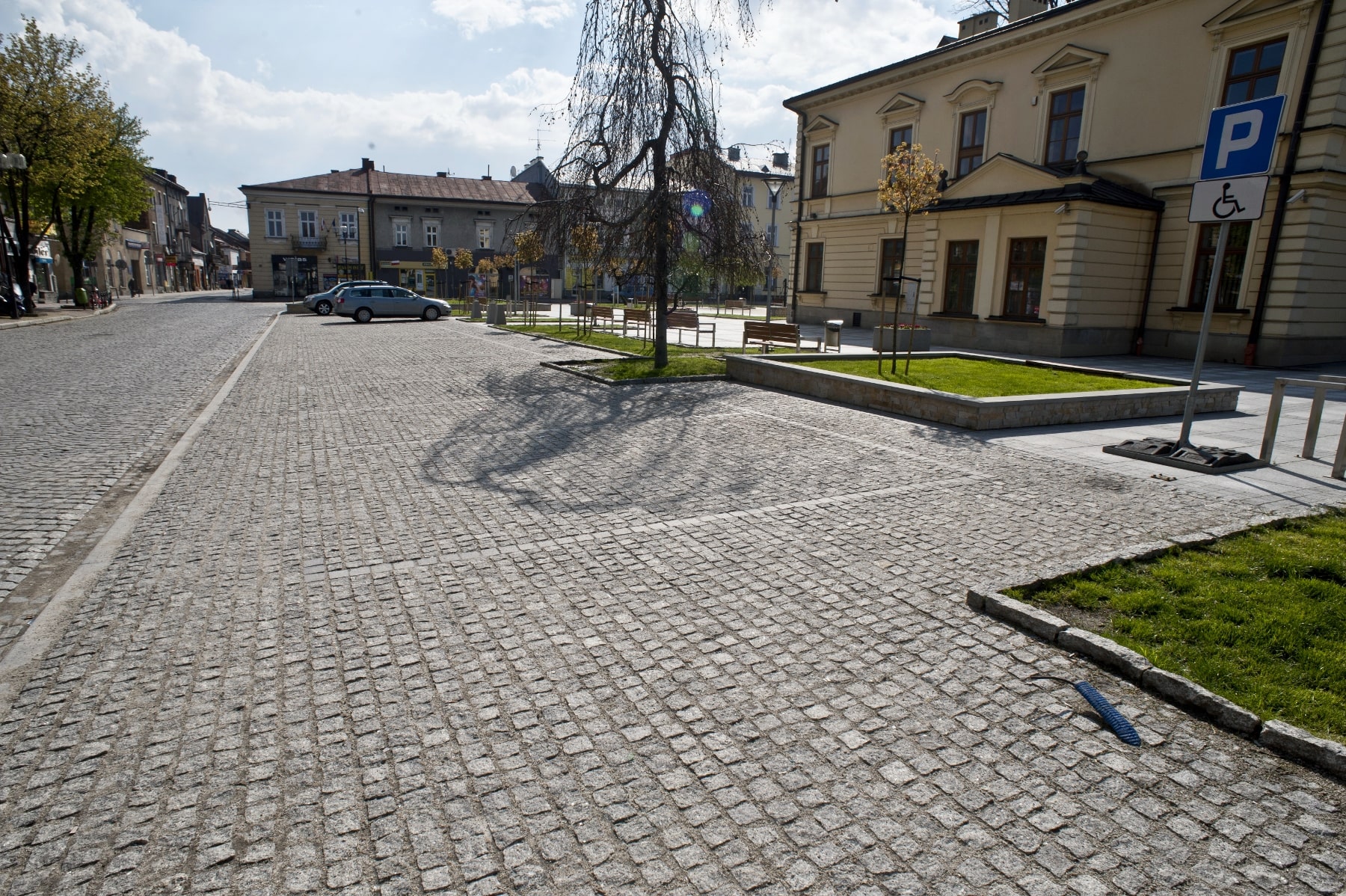 Historické náměstí s kamennou dlažbou