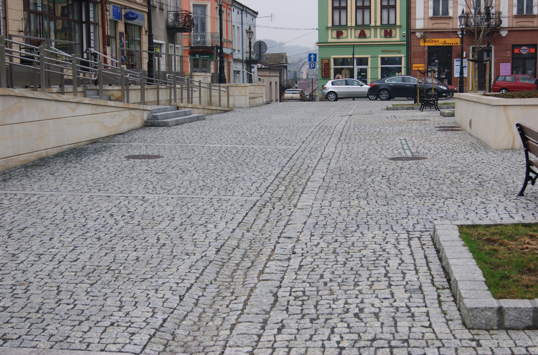 Historická ulice s kamennou dlažbou