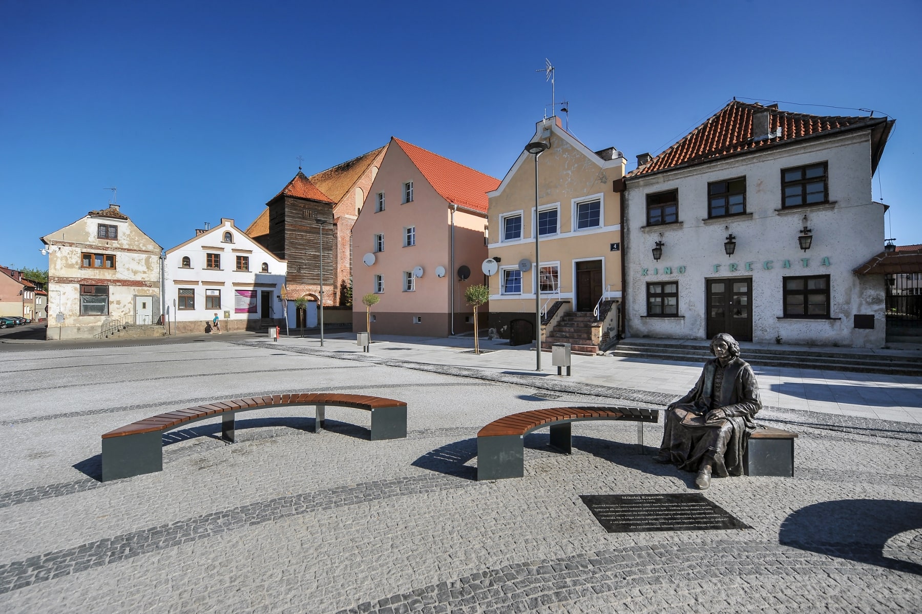 Historické náměstí s kamennými lavicemi