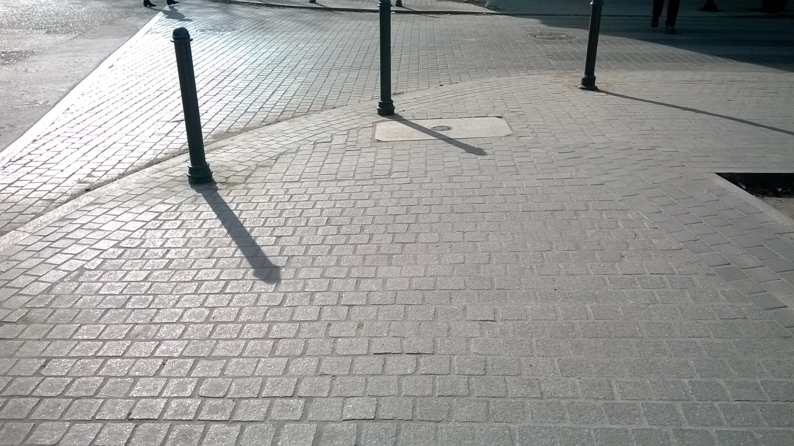 Městské náměstí s kamennou dlažbou
