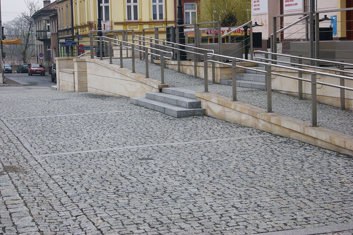 Kamenná dlažba s rampou a zábradlím