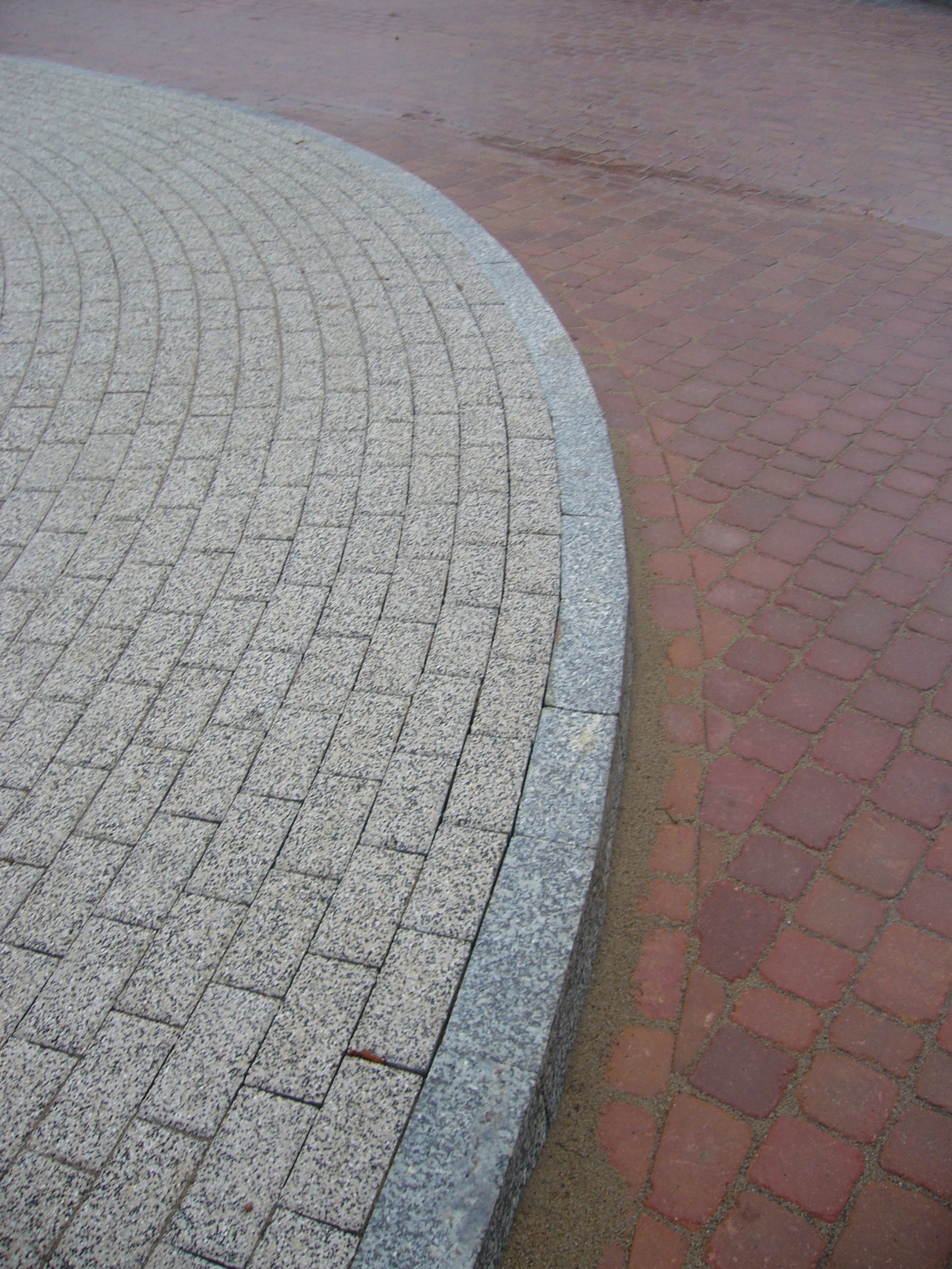 Detail přechodu mezi dvěma typy dlažby