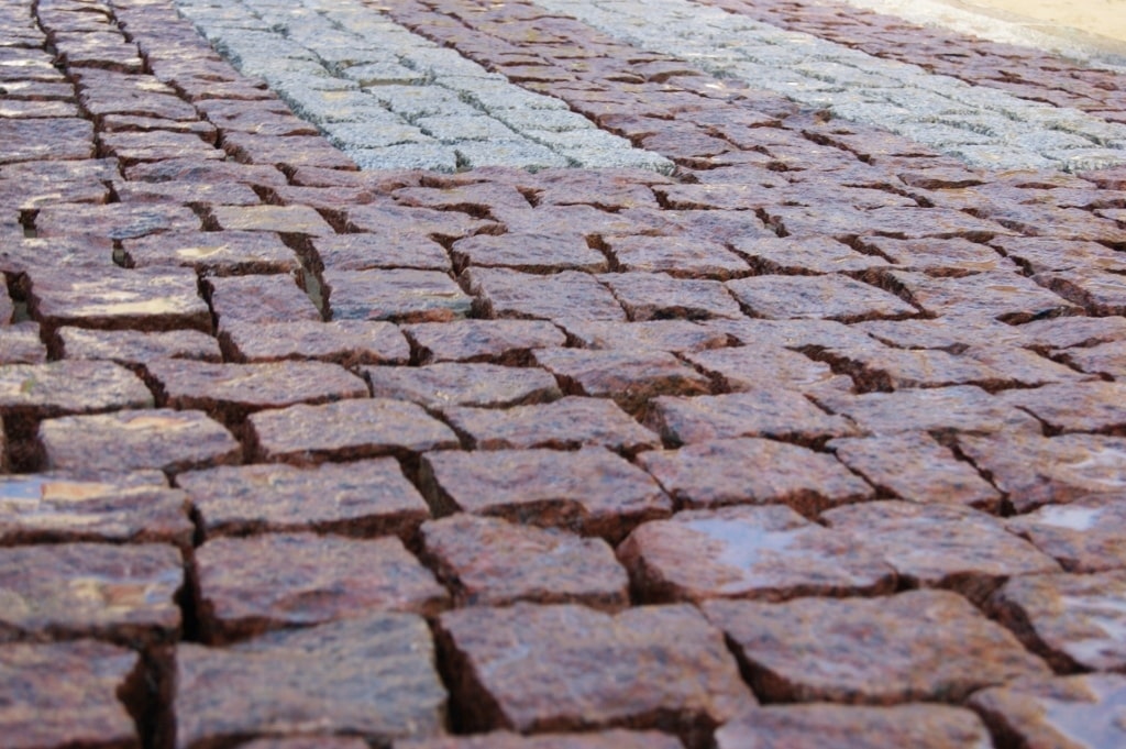 Detailní pohled na kamenné kostky