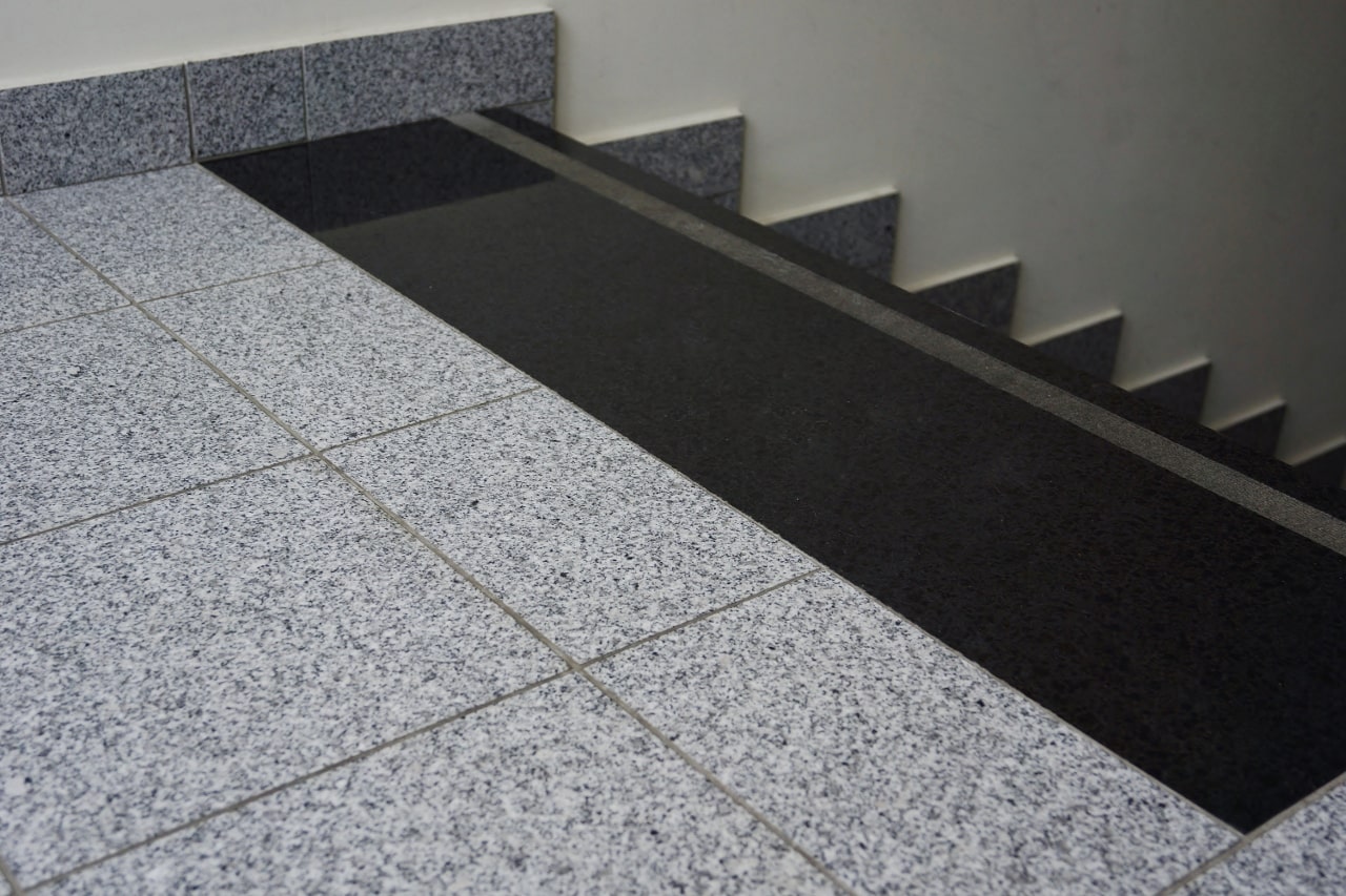 Detail kamenné podlahy a přechodu