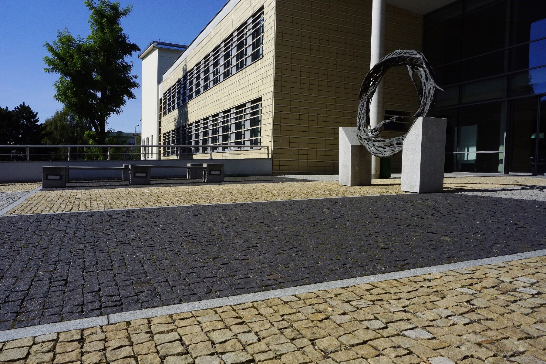 Veřejné prostranství s kamennou dlažbou